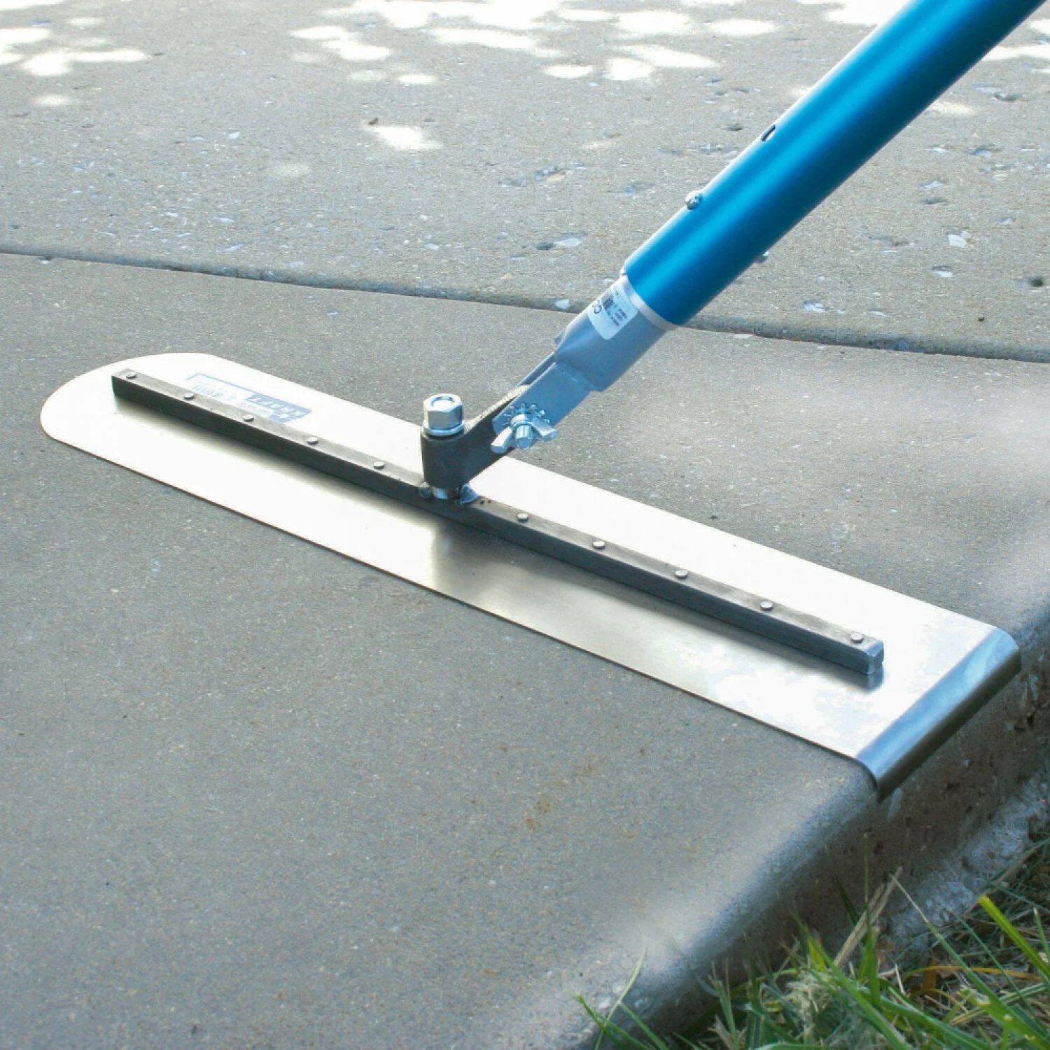 Kraft Tool CC618FE 18" 1/2"R Round End Edger/Fresno with Swivel Bracket - Image 2